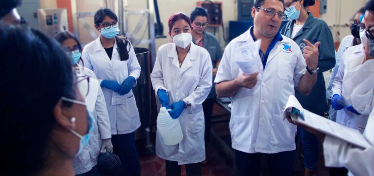 Estudiantes de Ingeniería Química llevan a la producción una fórmula para elaborar jabón multiusos