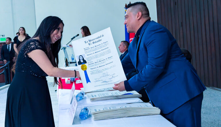 Nuevos profesionales de Ingeniería y Arquitectura obtienen su título universitario