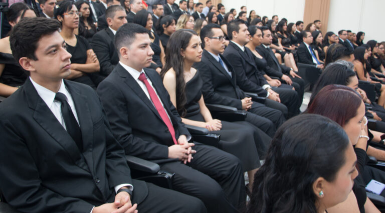17 Nuevos Profesionales de la Facultad de Ingeniería y Arquitectura se Gradúan en la Universidad de El Salvador 🎓✨