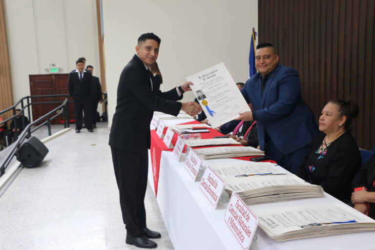 La Facultad de Ingeniería y Arquitectura celebra la graduación de 38 nuevos profesionales