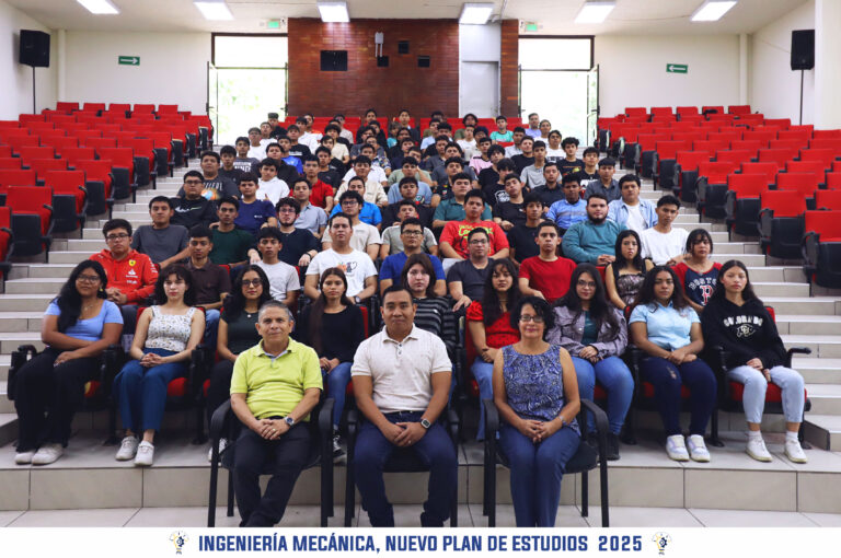La Dirección de la Escuela de Ingeniería Mecánica realiza toma de fotografía de primera promoción de jóvenes que estudiarán con el nuevo plan de estudios 2025.