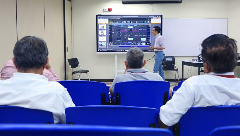 Planta docente de la FIA recibe capacitación en nuevas tecnologías