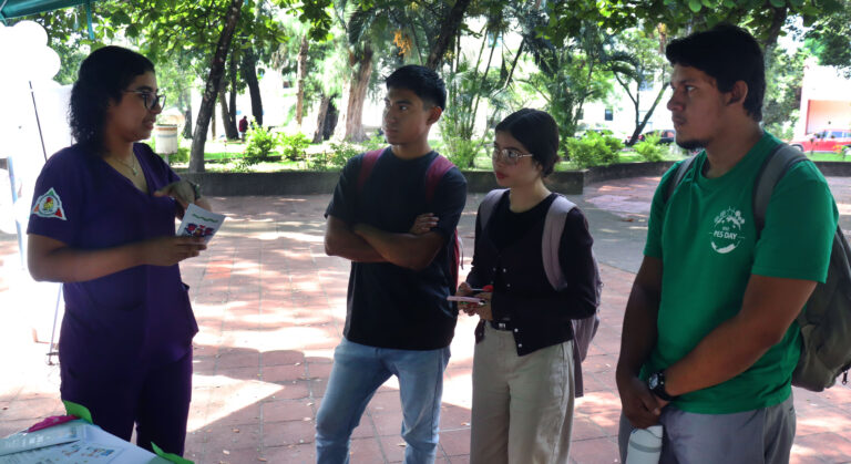 Estudiantes de la FIA fortalecen sus conocimientos sobre salud sexual en feria educativa