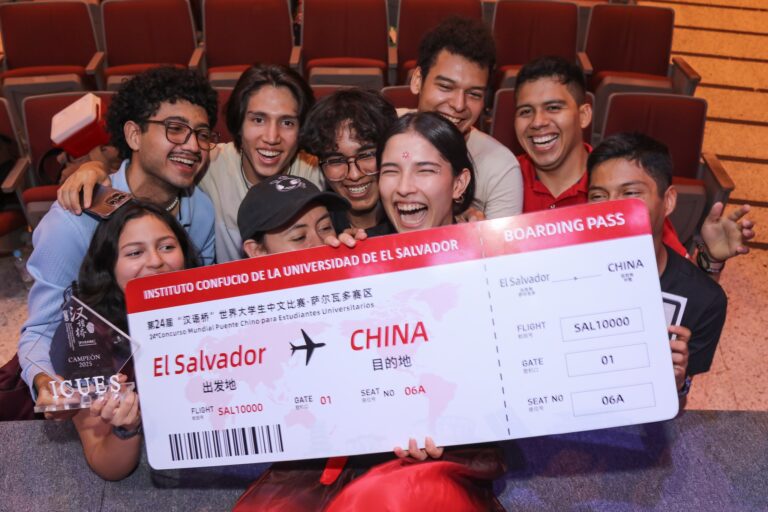 Orgullo FIA: Andrea Belén Durán Viera gana el primer lugar en el concurso Puente Chino y representará a El Salvador en China