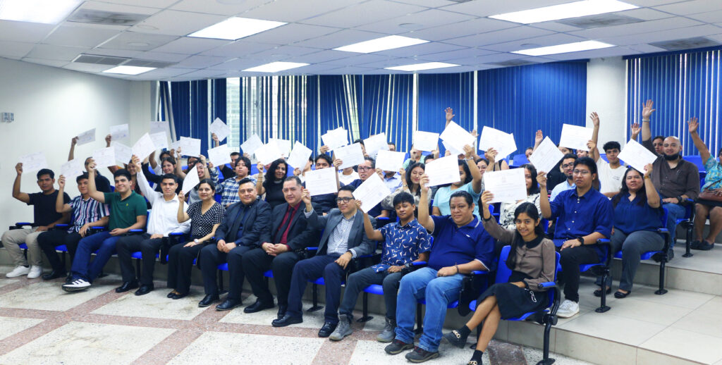 98 estudiantes culminan exitosamente el curso “Fundamentos de Programación en Python”