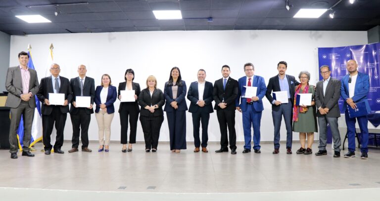 FIA celebra el reconocimiento al Dr. Jonathan Berríos en el Día Nacional del Investigador Científico Salvadoreño