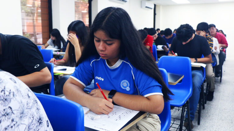 Más de 1,700 aspirantes llenan de energía la FIA en jornada de examen de nuevo ingreso