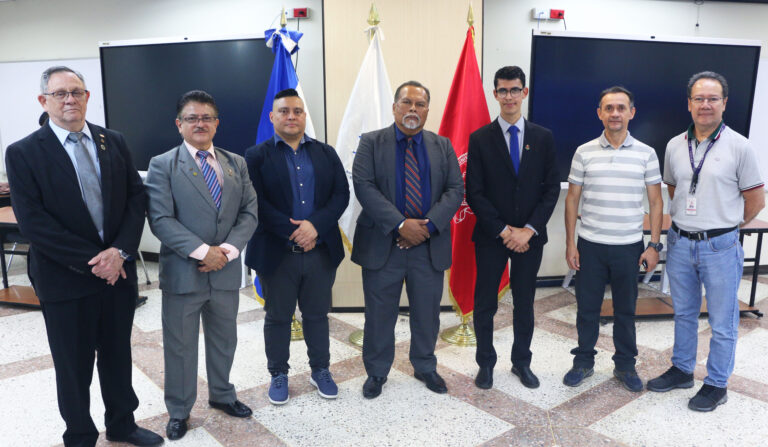 Estudiantes de Ingeniería Eléctrica presentan importante investigación que analiza el impacto del clima y la interconexión regional en la estabilidad eléctrica de El Salvador