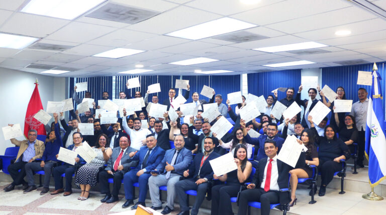La Escuela de Posgrado de la FIA celebra el cierre de tres diplomados de Educación Continua 2025