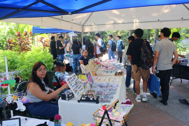 Feria de Emprendimiento CEFIE UES