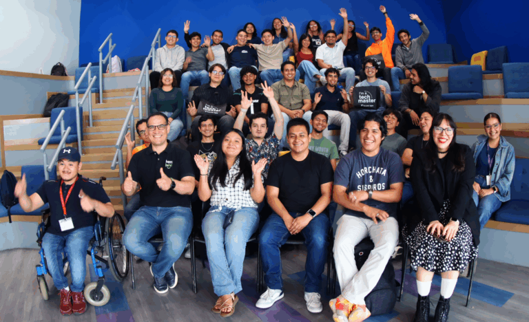 Profesionales de TELUS Digital orientan a estudiantes sobre Design Thinking y desarrollo profesional en IT